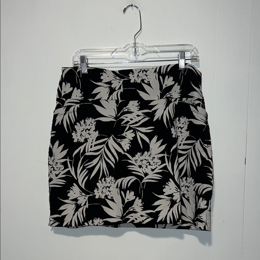 S.C. & Co Skort Black & White Floral Tummy Control Stretch Pull On Pockets Q48
